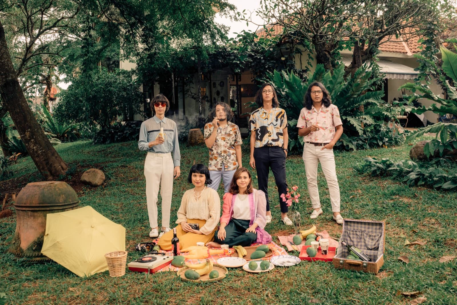 WHITE SHOES & THE COUPLES COMPANY